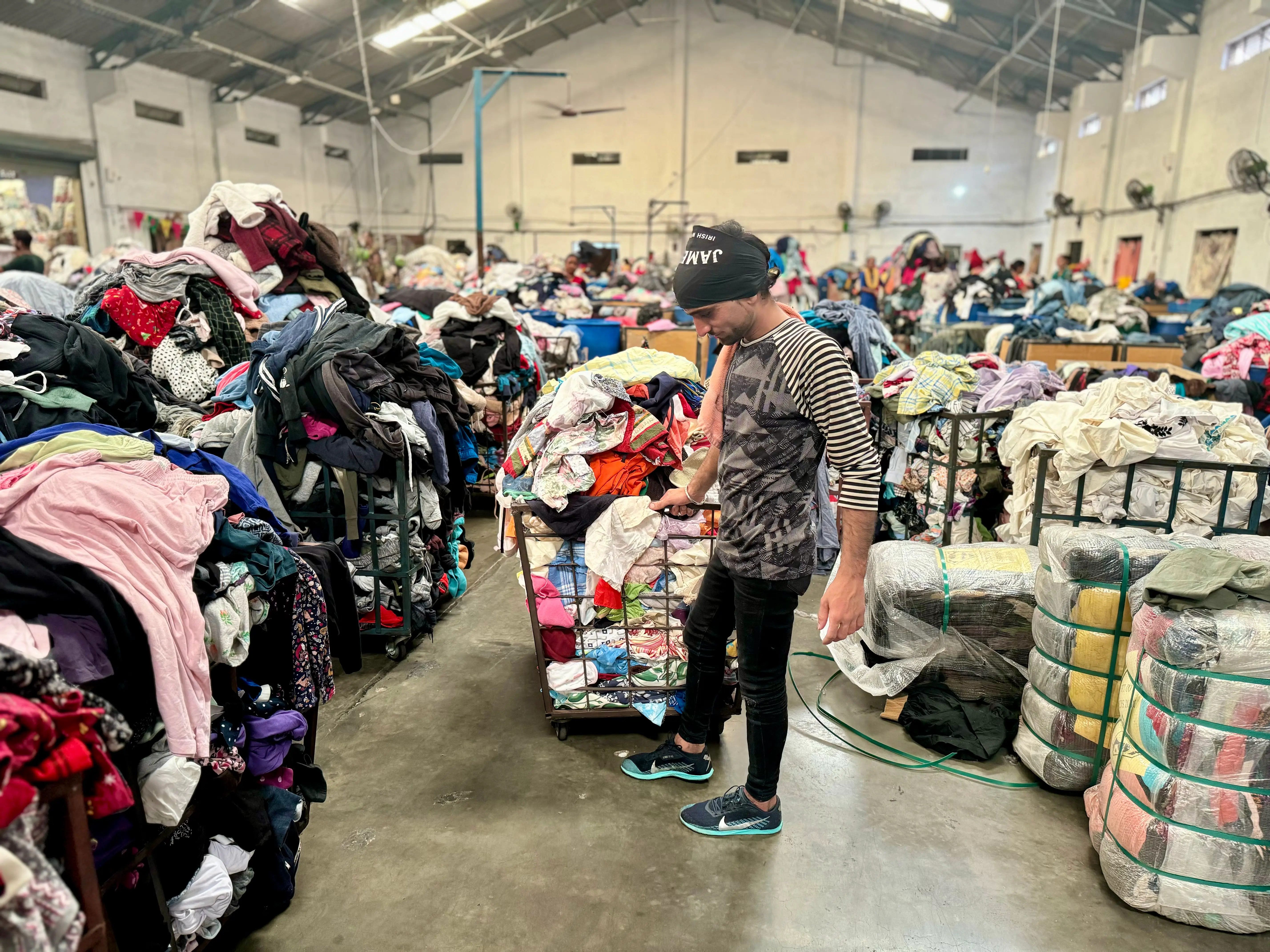 high quality used clothing goinng for packaging