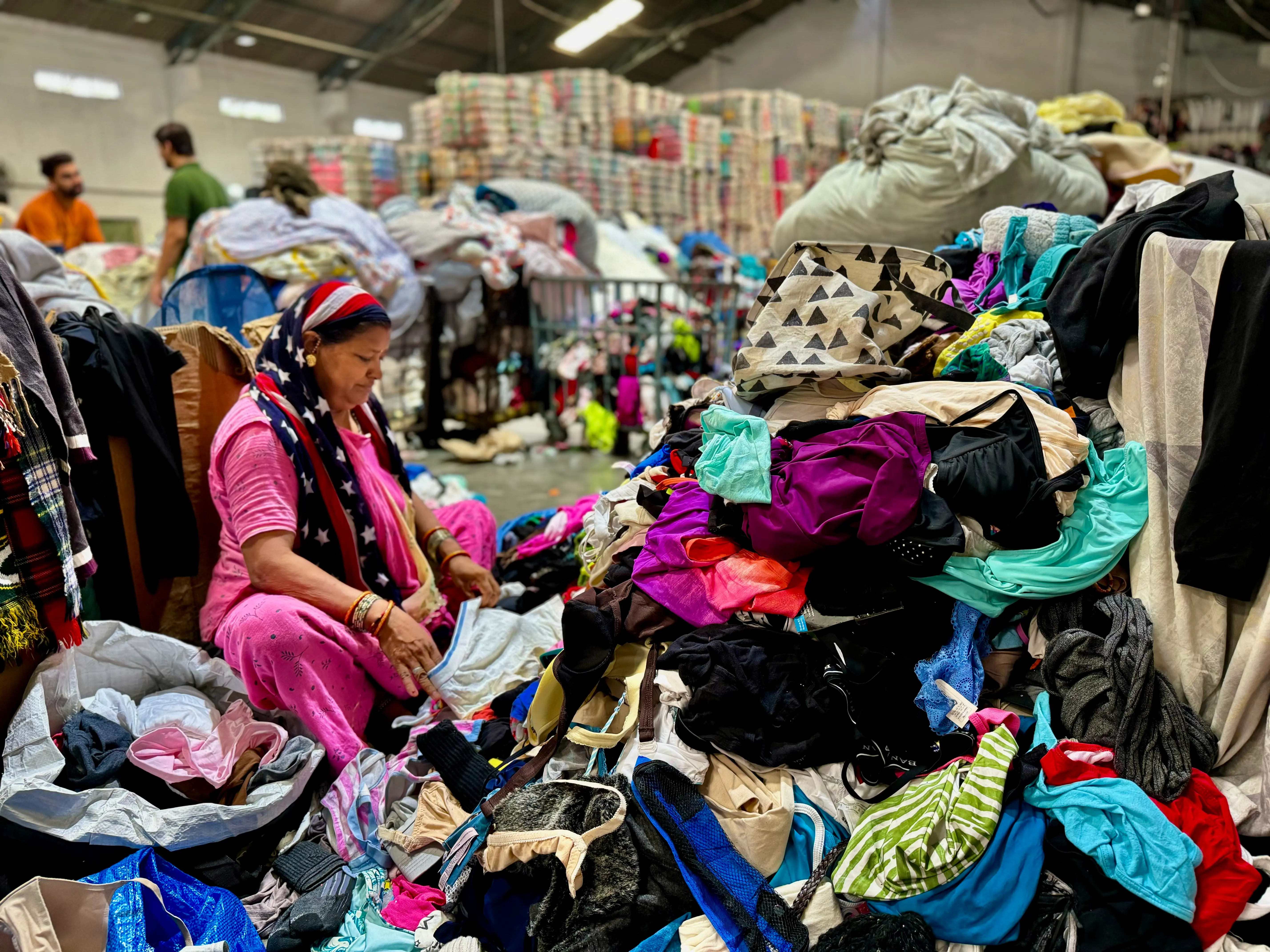 high quality small miscellaneous used clothing being sorted